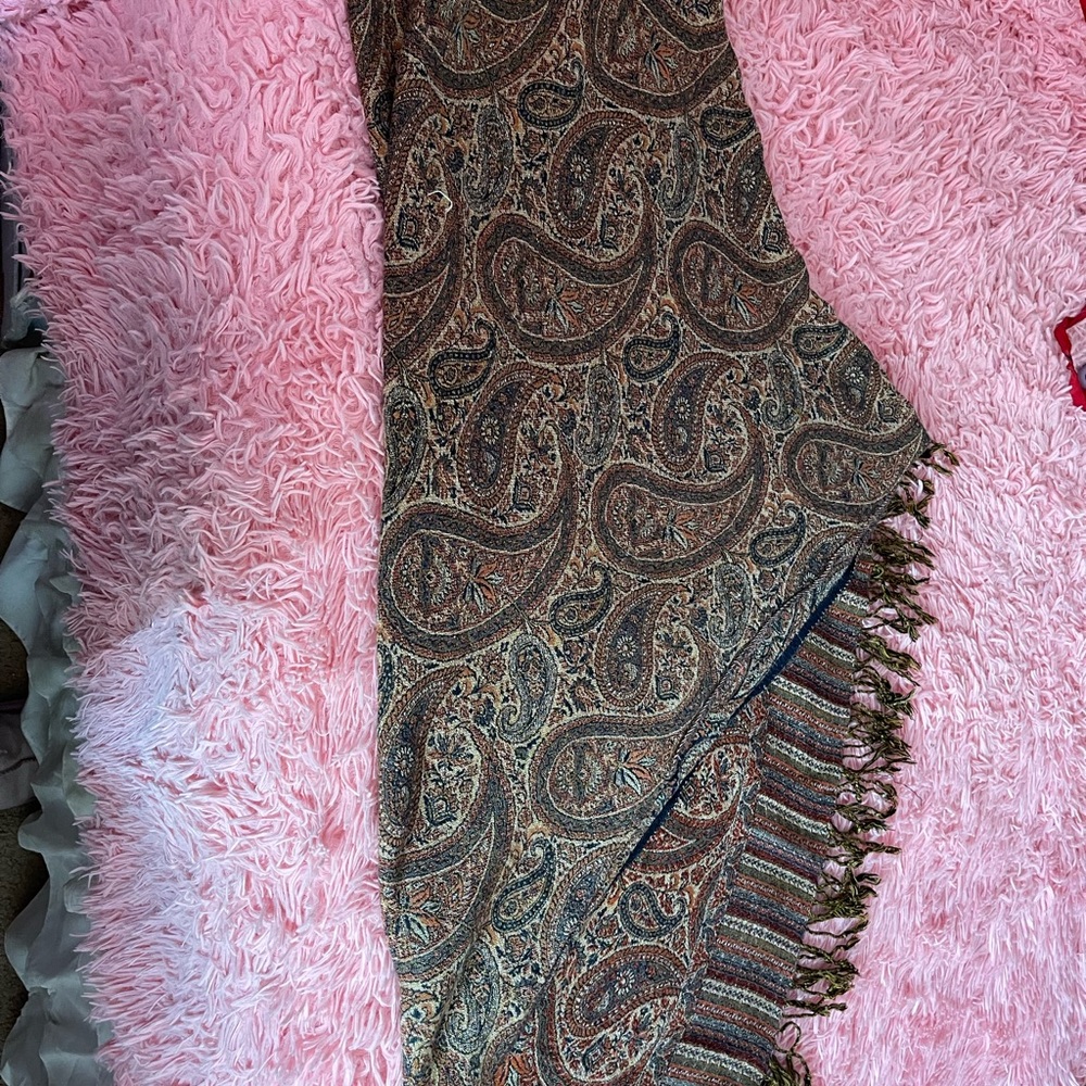 Scarf/pashimina. Paisley Patterned Scarf - Picture 5 of 5